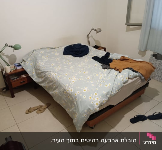 חדר שינה עם מיטה מבולגנת, בגדים ונעליים על הרצפה